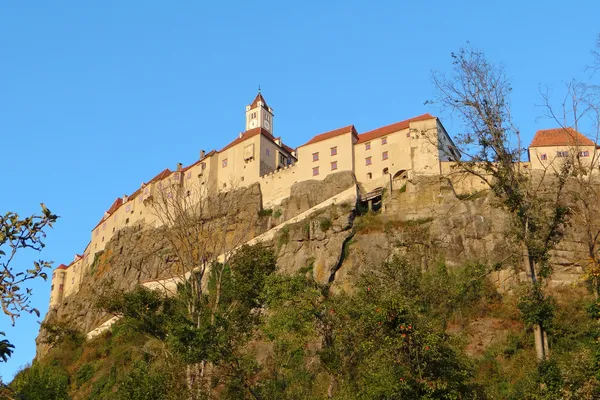 Riegersburg thronend auf einem Basaltfelsen vor blauem Himmel