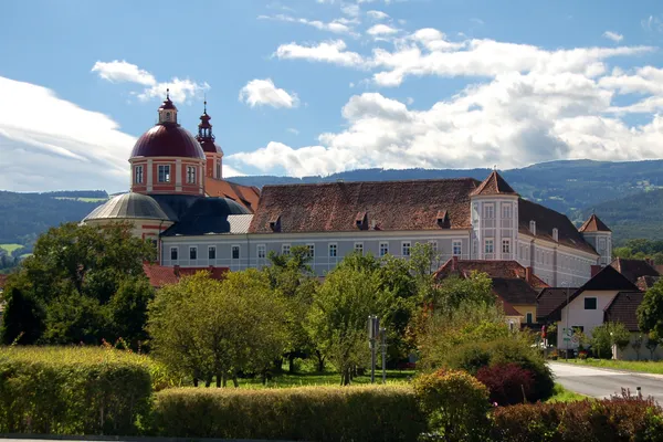 Chorherrenstift Pöllau mit barocker Kuppel inmitten grüner Landschaft
