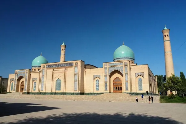 Hasrati-Imam-Moschee in Taschkent mit türkisfarbenen Kuppeln