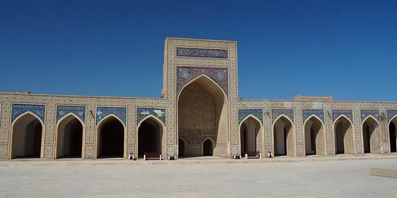 Im Hof der Kalon-Moschee in Buchara