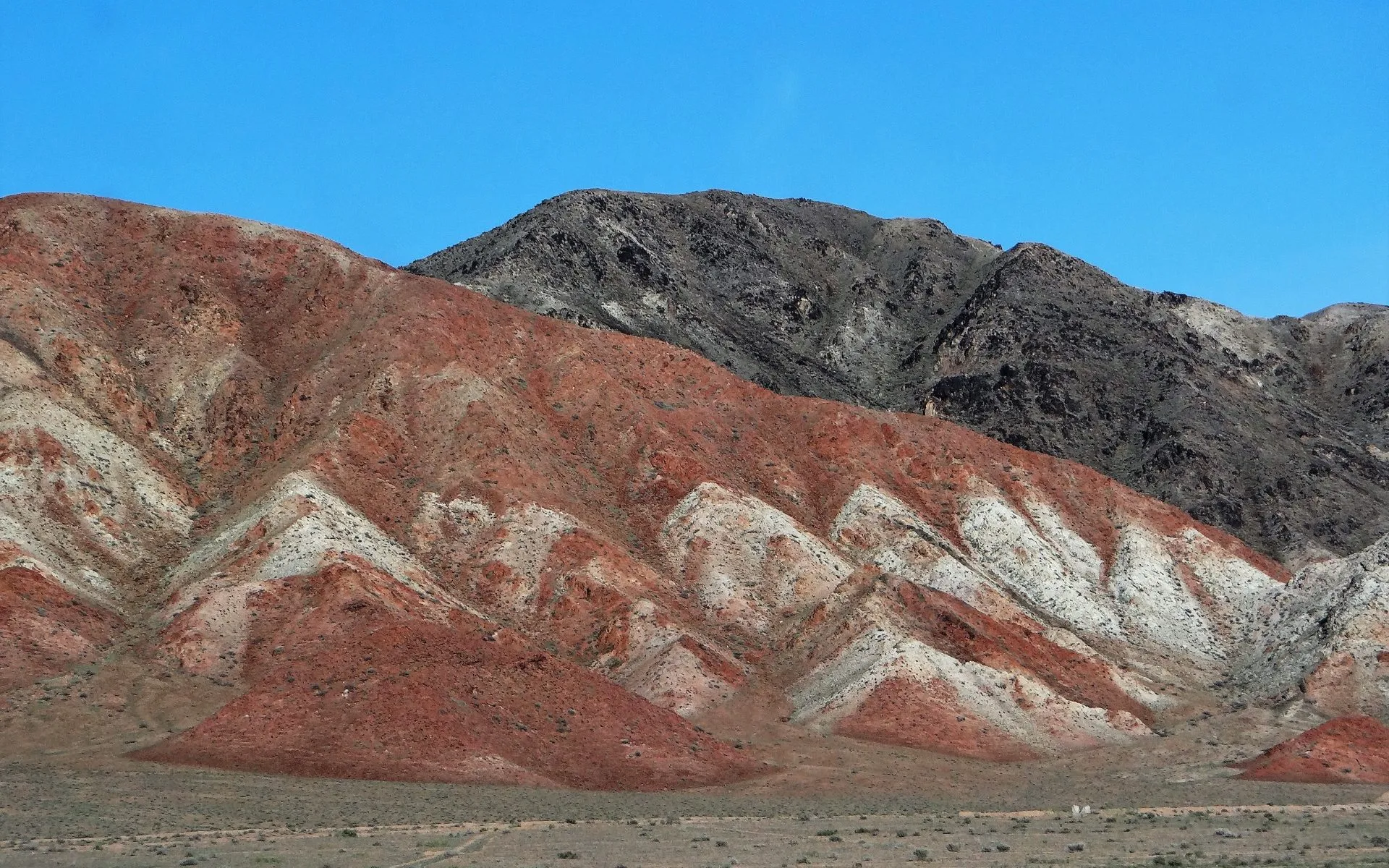 Farbige Gesteinsschichten im Grenzland zu China