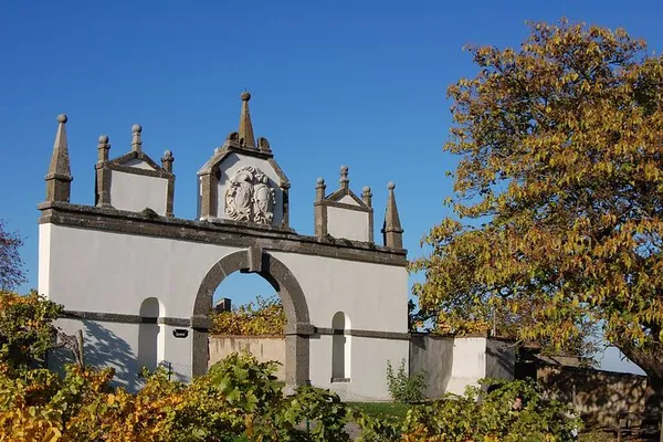 Historisches Schlosstor mit Ziergiebel an der Steirischen Schlösserstraße