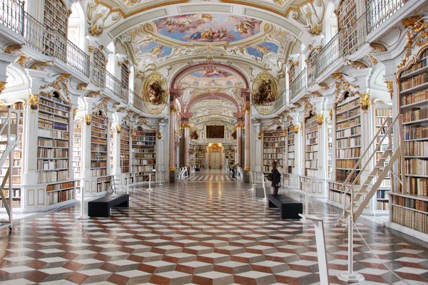 Prunkvoller Bibliothekssaal im Stift Admont mit Deckenfresken und barocken Bücherregalen